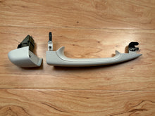 Load image into Gallery viewer, BMW E46 White Exterior Door Handle Right 51217002272